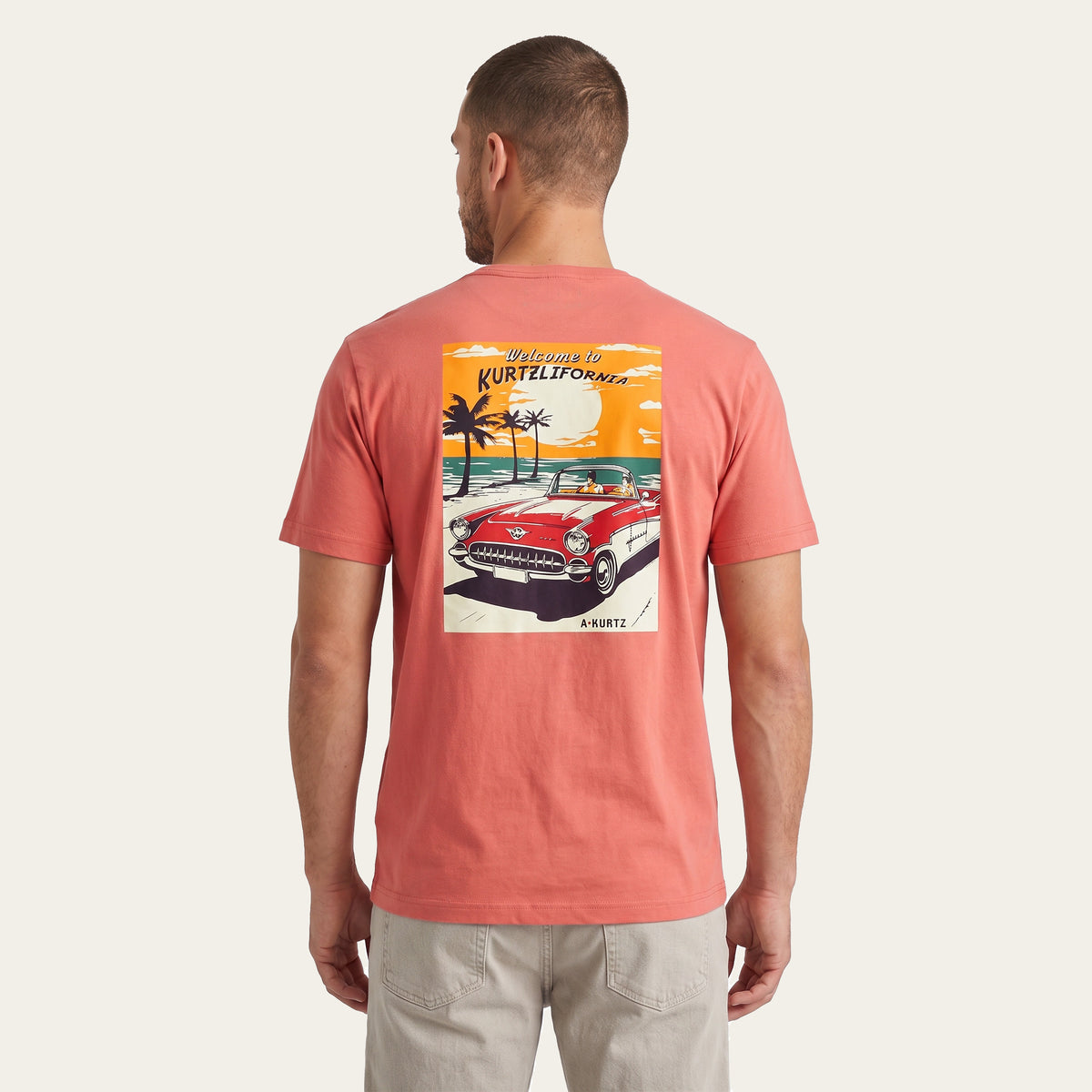 T-shirt z nadrukiem plażowym – tył – na modelu |color:palau coral
