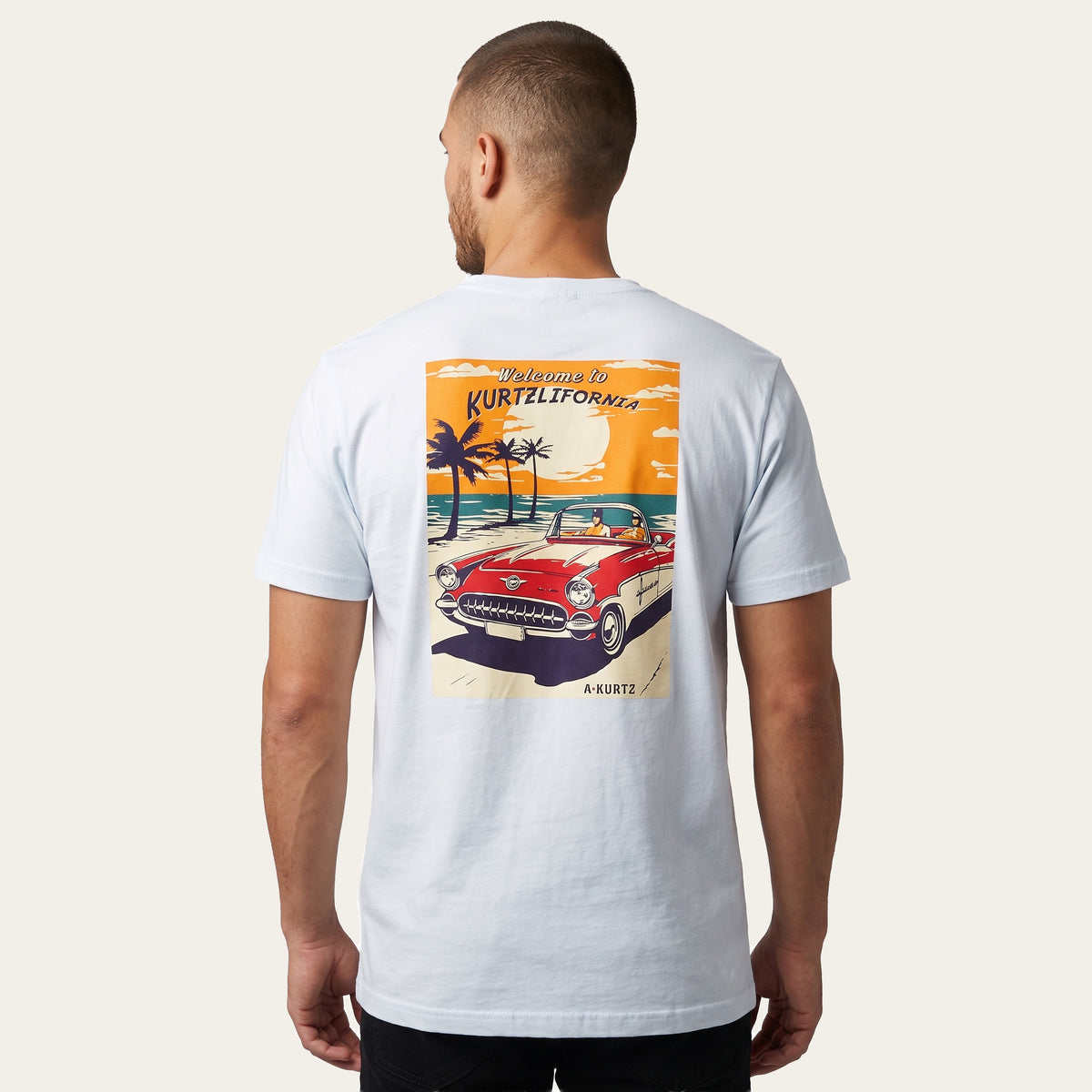 T-shirt z nadrukiem plażowym – tył – na modelu |color:white