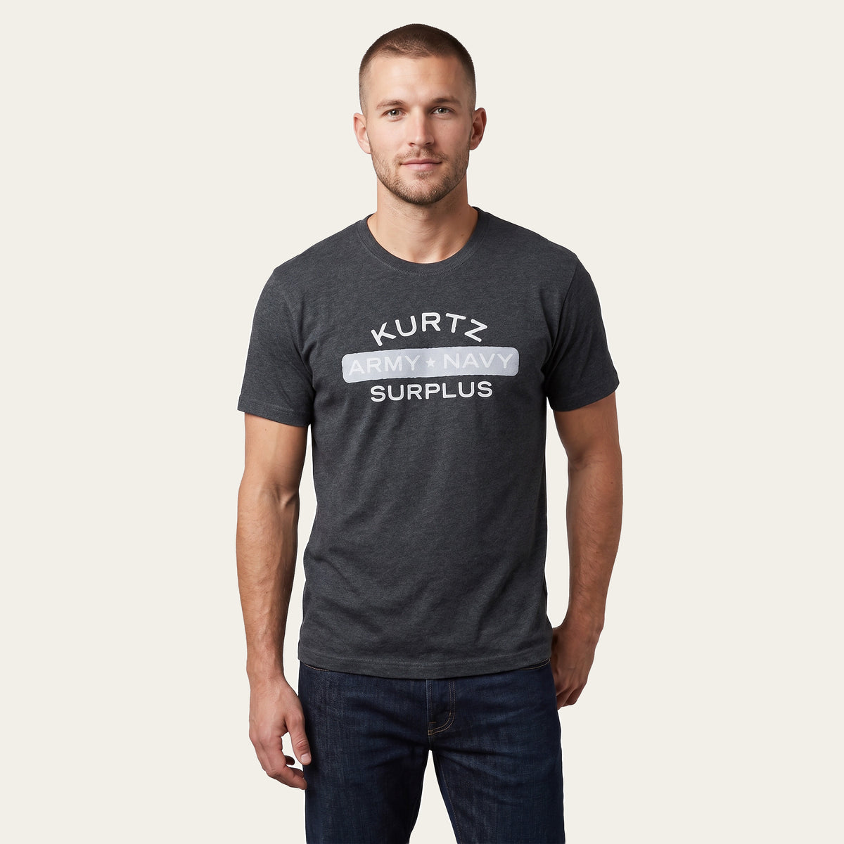 T-shirt Military Surplus – przód – na modelu |color:charcoal