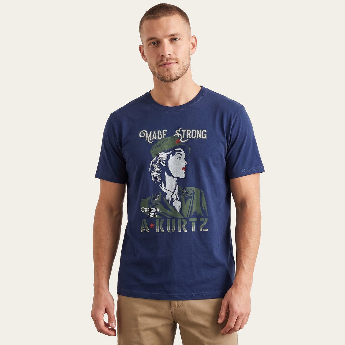 T-shirt vintage z nadrukiem – na modelu | color:airborne navy
